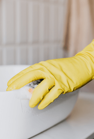 Siivooja työssään